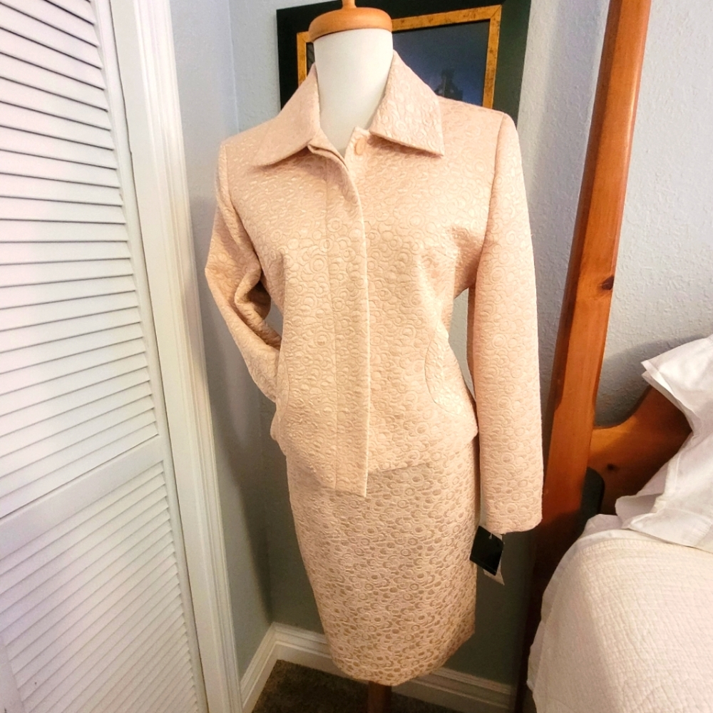 Larry Levine Skirt Suit NEW Cream Shimmer Size 6